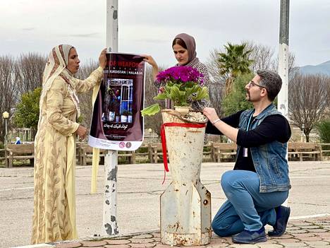 Rasoul Khorramin (oik.) näyttelyssä rakettiromusta on tehty kukkaruukkuja. Näyttely avattiin tiistaina Halabjassa Irakin Kurdistanissa.