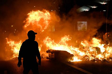 Mielenosoittajat polttivat Pariisissa roskasäiliöitä lauantaina 18. maaliskuuta.