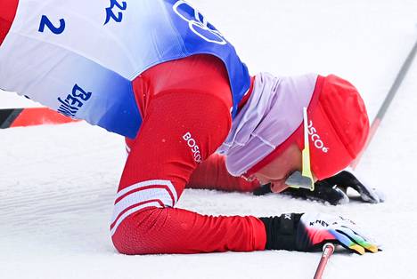 Venäjän olympiakomitean Aleksandr Bolšunov suuteli lumista maata tultuaan ensimmäisenä maaliin.