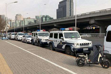 Poliisiautoja pääkaupungin Pekingin kaduilla maanantaina. Ruutukaappaus videolta.