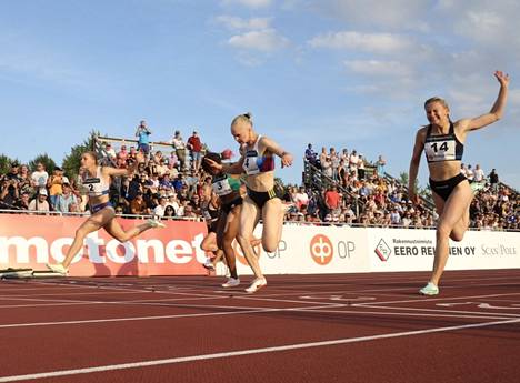 Anniina Kortetmaa (vas.) kiitää sadan metrin voittoon. Vieressä hopeamitalisti Milja Thureson.