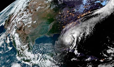 Nasan EOSDIS -satelliitti näyttää hurrikaani Ianin liikkuvan hitaasti kohti sisämaata yön saapuessa Yhdyvaltain itäosaan.