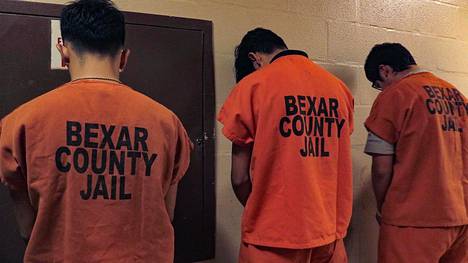 Texasin San Antoniossa järjestetään koululaisvierailuja, joissa lukiolaiset tutustuvat vankilaolosuhteisiin puettuina haalareihin ja kahleisiin.