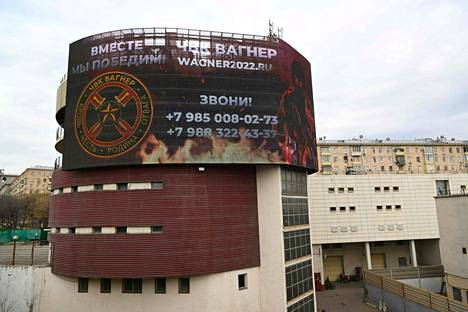 Palkkasotilasryhmä Wagneriin liittymistä mainostava banneri koristi rakennuksen julkisivua viikko sitten Moskovassa.