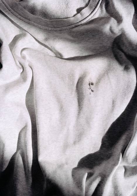 Aura Saarikoski, Stain in a shirt (tears and mascara in melange gray), 2021.