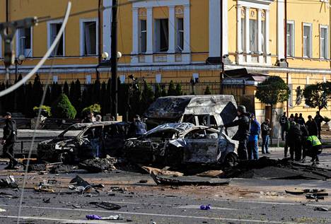 Palaneita autoja Kiovan keskustassa ohjusiskun jälkeen maanantaina 10. lokakuuta.