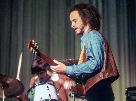 The Doors -kitaristi Robby Krieger lavalla vuonna 1968.