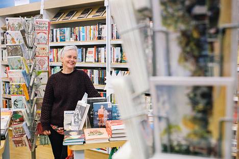 Kirjakauppias ja kirjallisuusagentti Susanna ”Susie” Nicklin palkitussa Dulwich Books -kaupassaan Etelä-Lontoossa. Vielä viitisentoista vuotta sitten riippumattomia ketjuihin kuulumattomia kirjakauppoja oli Britaniassa noin 1800. Nyt lukumäärä on puoliintunut. Nicklinin kaupalla menee kuitenkin hyvin, sillä myynti kasvoi marraskuussa kymmenellä prosentilla edellisvuoteen verrattuna.