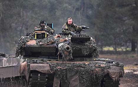 Saksan puolustusministeri Boris Pistorius oli panssarivaunun kyydissä vieraillessaan Lipperlandin panssariprikaatissa Augustdorfissa 1. helmikuuta.