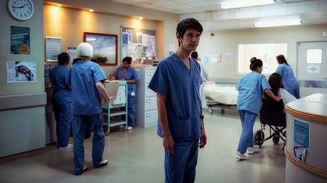 Ben Whishaw näyttelee lääkäri Adam Kayta, jonka omaelämäkerralliseen kirjaan This is Going to Hurt -sarja perustuu.