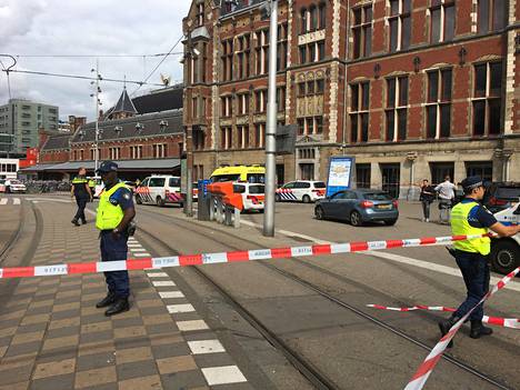 Poliisit eristivät aluetta Amsterdamin päärautatieaseman ulkopuolella perjantaina 31. elokuuta.
