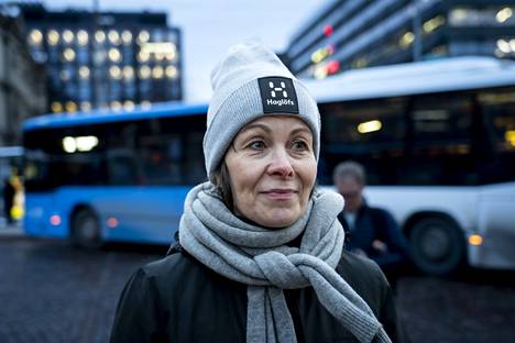 Bussia odotellut Elina Hyvärinen kertoo, että lakko pakottaa hetkeksi etätöihin ja oman auton käyttöön.