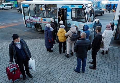 Itä-Ukrainan separatistialueelta evakuoitavia asukkaita kuljetettiin busseilla Donetskista Venäjälle ennen sodan alkua 19. helmikuuta.
