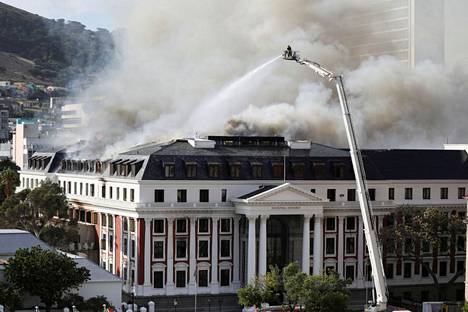 Etelä-Afrikan parlamenttitaloa sammutettiin Kapkaupungissa 3. tammikuuta.