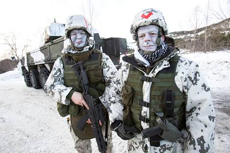 Suomalaiset osallistuivat Cold Responseen vuonna 2016 yli 400 sotilaan voimin. Kuvassa talvivärin kasvoilleen ottaneet Jaska Koskinen ja Jaakko Vainionpää. 
