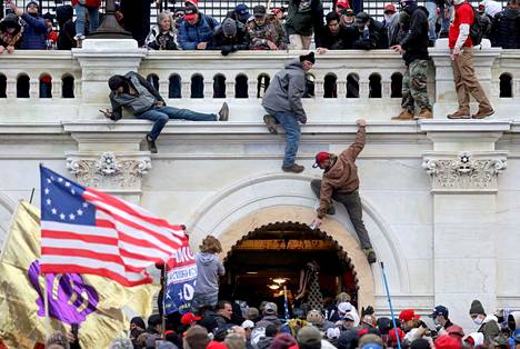 Donald Trumpin kannattajat hyökkäsivät Yhdysvaltain kongressin taloon Washingtonin Capitol-kukkulalla 6. tammikuuta 2021. Samaan aikaan kongressi oli seremoniallisesti vahvistamassa presidentinvaalien tulosta ja Joe Bidenin voittoa.