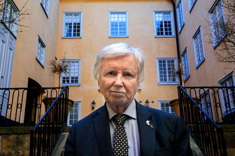 Erkki Tuomioja antoi haastatteluja ruotsalaismedialle Suomen suurlähetystön sisäpihalla.