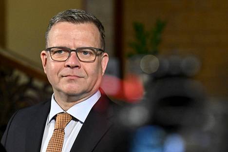 Hallituksen muodostaja Petteri Orpo antoi toimittajille kommentteja Säätytalossa torstaiaamuna.