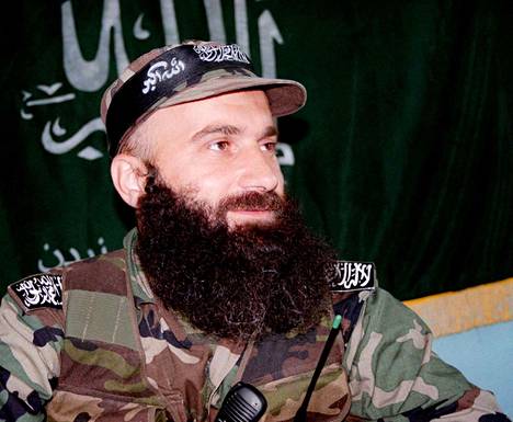 Tšetšeeniterroristi Šamil Basajev ilmoitti ryhmänsä sijoittaneen neljä likaista pommia eri puolille Venäjää. 