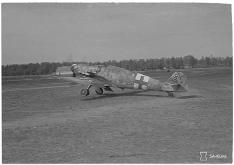 Vääpeli Katajaisen Messerschmitt 109 -kone nousukiidossa Lappeenrannan kentällä 30. kesäkuuta 1944. Koneessa on vielä saksalaiset tunnukset.
