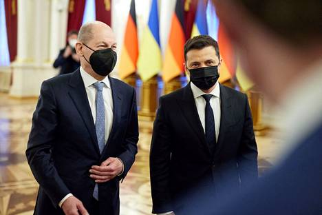 Saksan liittokansleri Olaf Scholz tapasi maanantaina Kiovassa Ukrainan presidentin Volodymyr Zelenskyin. Tiistaina Scholz tapaa Moskovassa Venäjän presidentin Vladimir Putinin.