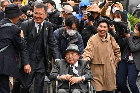 87-vuotiaan Iwao Hakamadan (keskellä) uskotaan olleen pisimpään kuolemantuomion täytäntöönpanoa odottanut ihminen maailmassa. Hakamada ja hänen siskonsa Hideko iloitsivat maanantaina oikeuden päätöstä avata uudelleen miehen tuomioon johtanut murhatutkinta.