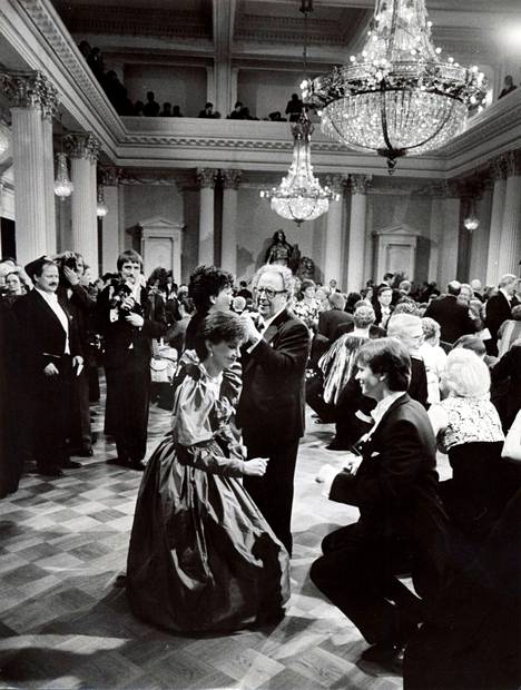 Assi ja Jari Komulainen tanssivat tiputanssia Linnan juhlissa vuonna 1982.
