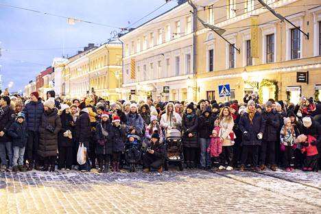 Vaikka keskustassa on hiljaisempaa kuin aiemmin, isot tapahtumat vetävät edelleen väkeä keskustaan. Kuva Aleksanterinkadun tämän vuoden joulukadun avajaisista 19. marraskuuta.