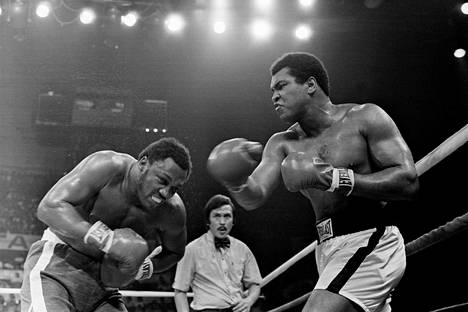 Muhammad Ali (oik.) yrittää osua Joe Frazieria päähän Manilan kohtaamisen seitsemännessä erässä.