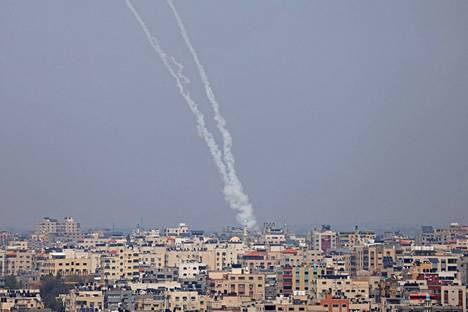 Gazasta ammuttiin raketteja rajan yli keskiviikkona Israelin iskun jälkeen.
