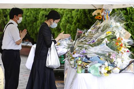 Japanilaisia rukoilemassa lähellä entisen pääministerin Shinzō Aben surmapaikkaa Naran kaupungissa keskiviikkona.