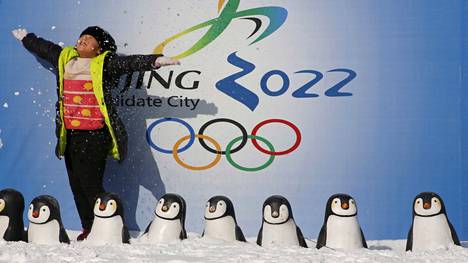 Tieto vuoden 2022 talviolympialaisten isännöinnistä oli Kiinassa ylpeyden aihe vuonna 2015, kun päätös oli tehty. Seuraavan vuoden tammikuussa Pekingin Taoranting-puistossa poseerattiin kuvissa olympiarenkaiden edessä.