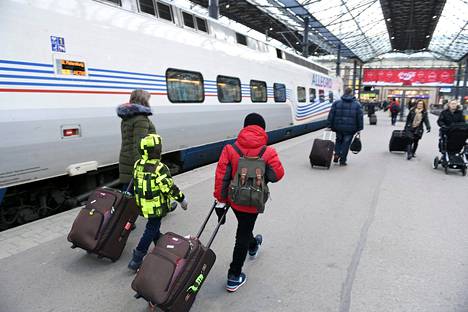 Venäläisiä matkustajia saapui Pietarista Helsinkiin Allegro-junalla 28. joulukuuta 2016.