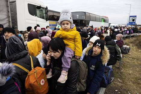 Puolaan suuntaavia ukrainalaispakolaisia Krakovetsin raja-asemalla helmikuun lopussa.