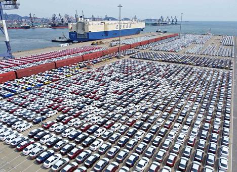 Suuri määrä uusi autoja odotti merikuljetusta Yantain satamassa viime keskiviikkona.