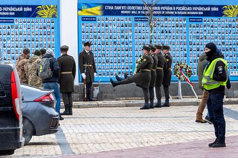 Seppeleitä laskettiin Kiovassa kaatuneitten muistoseinälle. 