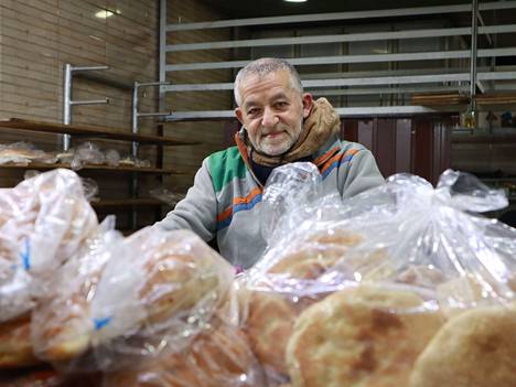 Raaka-aineiden hintojen noustessa Abu Ali Talal Hassoun on nostanut leipäpussien hintoja. 25 kaak-leipää maksoi Hassounin leipomossa ennen Ukrainan sotaa 35 000 Libanonin puntaa, nyt hinta on 50 000 puntaa. 