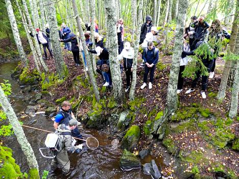  Valkeakosken Roukon koulun oppilaita osallistui koekalastukseen osana koulun ympäristökasvatusta syyskuussa 2021.