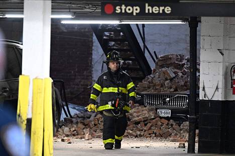 New Yorkin pelastuslaitoksen pelastaja romahtaneen rakennuksen edessä tiistaina. 