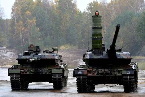 Leopard 2A7 -taistelupanssarivaunuja saksalaissotilaiden harjoituskäytössä Münsterissä Saksassa. 