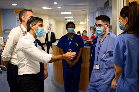 Pääministeri Rishi Sunak (vas.) keskusteli sairaanhoitajien kanssa Croydonin yliopistosairaalassa Lontoossa lokakuun lopussa.