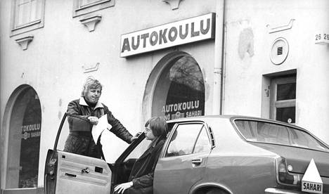 Monet helsinkiläisetkin autokoulut pyörittivät ajojaan opettajien lakosta huolimatta omistajien voimin. Eero Bomansson soitti kouluun ennen ajotuntiaan varmistaakseen tilanteen. Autokoulunopettaja Pauli Vilkko piti tuntinsa normaalisti.