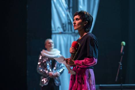 Fanni Noroila esittää Ofeliaa Kansallisteatterin Hamletissa.