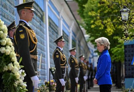 Ursula von der Leyen vieraili Kiovassa myös sodassa kaatuneita ukrainalaissotilaita kunnioittavalla muistomerkillä.
