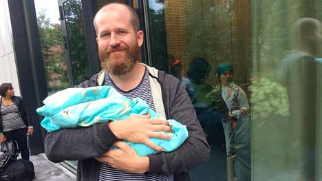 Vastasyntyneitä vauvoja evakuoitiin tulipalon takia Naistenklinikalta, Hus ohjaa synnyttämään tulevat muihin sairaaloihin
