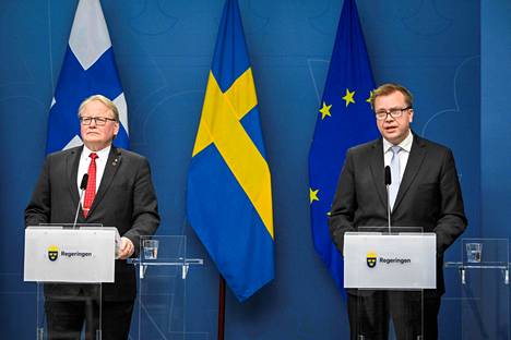 Suomen ja Ruotsin puolustusministerit Antti Kaikkonen (oik.) ja Peter Hultqvist lehdistötilaisuudessa Tukholmassa 2. helmikuuta.
