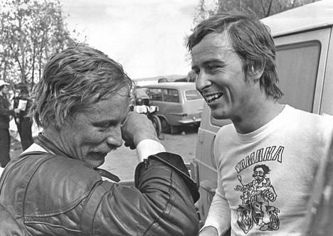 Jarno from Saari (right) smiles.  A victory in the Belgian GP in the category under 250 ksm is a fact.  Teuvo Länsivuori is the first to congratulate.