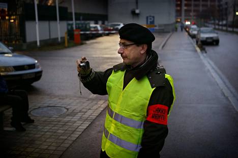 Strike guard Asko Korhonen took photos in front of ABB in Pitäjänmäki in December 2009.