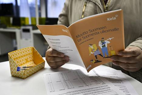 Asiakas Kelan palvelupisteessä Helsingin Itäkeskuksessa. Kela vastustaa Sitran ehdotusta sen Kanta-järjestelmän työntekijöiden siirrosta THL:n alaisuuteen.
