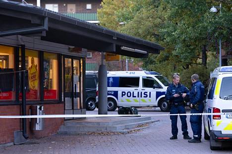Poliisi eristi ruokakaupan alueen Malminkartanossa Puustellinpolulla puukotuksen jälkeen. 
